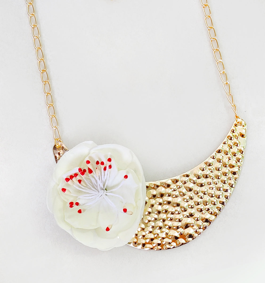 Metal Detail Flower Necklace