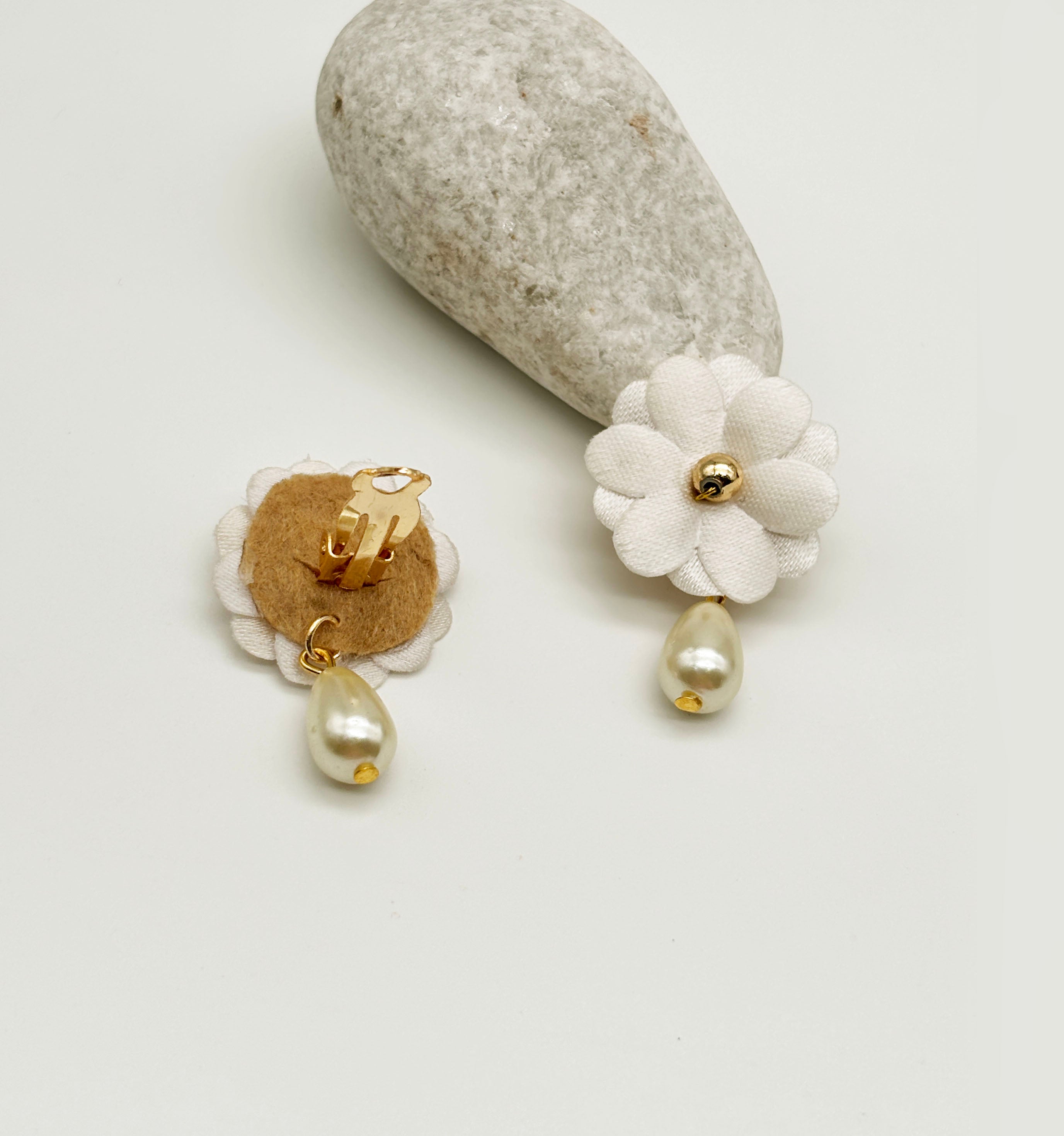 Image of Gift Set Of Flower & Pearls Embellished Hairband, Bracelet, Hair Clip, Clip on Earrings & Dangling Sunflower Clip