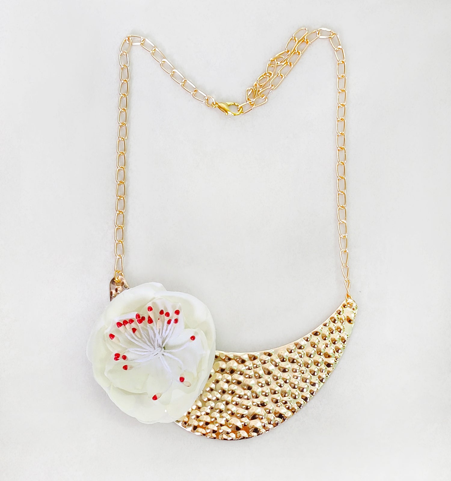 Metal Detail Flower Necklace