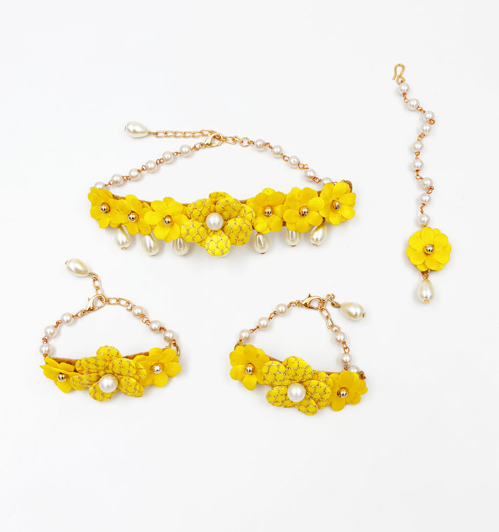Sadabahar Floral Set of Necklace, 2 Bracelets & Maang Teeka