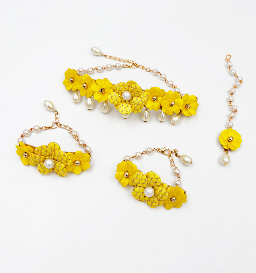 Sadabahar Floral Set of Necklace, 2 Bracelets & Maang Teeka