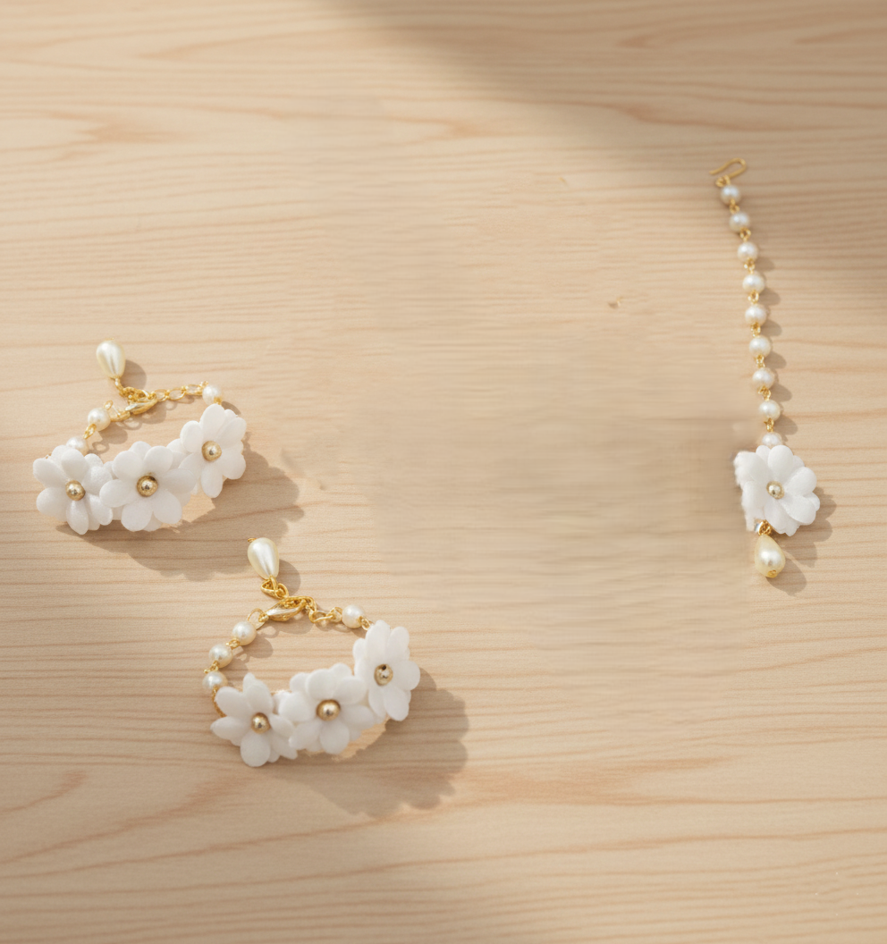 Kids Gul Floral Bracelets & Maang Teeka Set - White